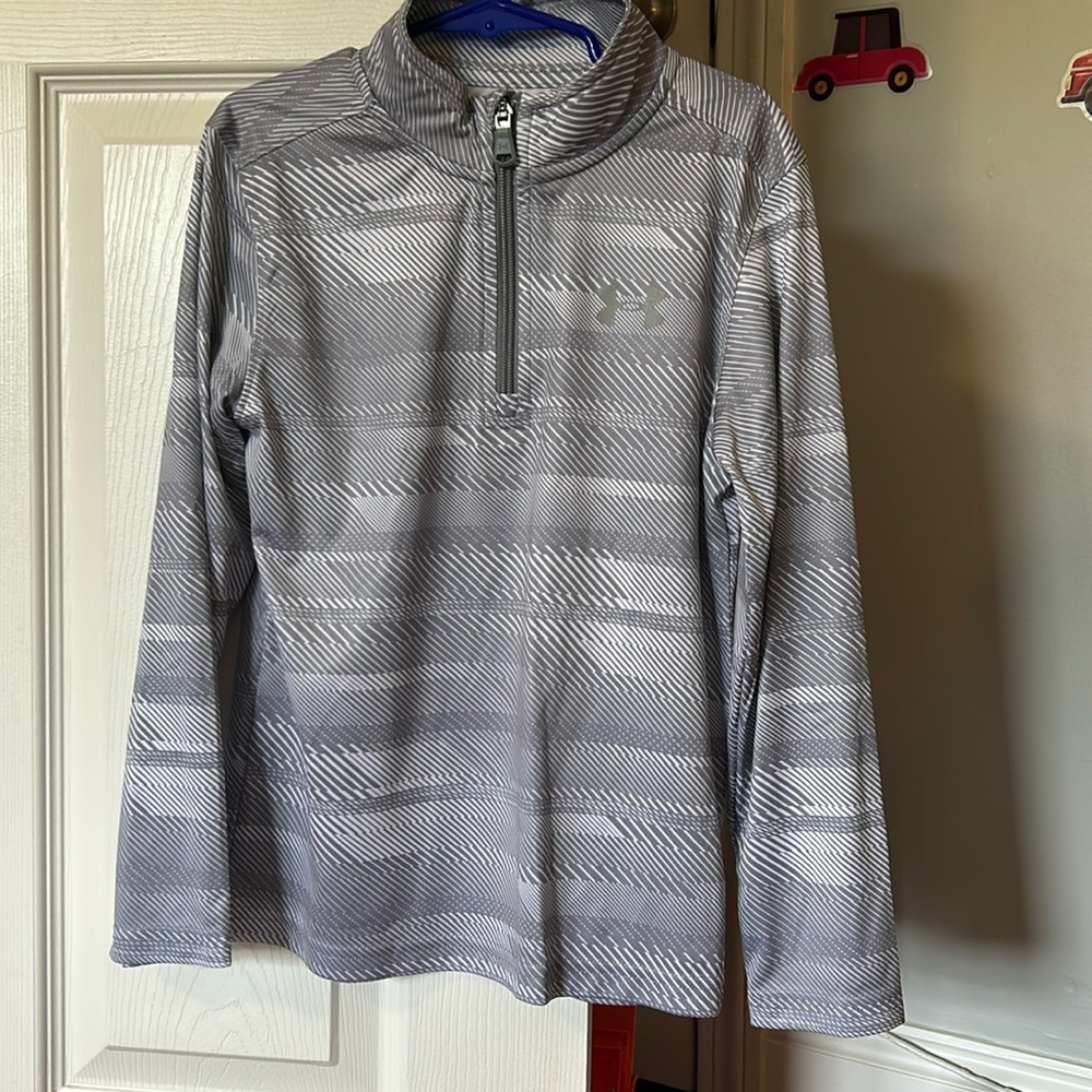 Boys Under Armour 1/4 zip size 7